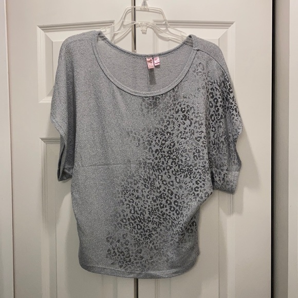Dolled Up by Fang- Gray Leopard Print Dolman Top - Picture 1 of 4